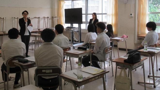 進学希望者は面接練習の講義を受けました