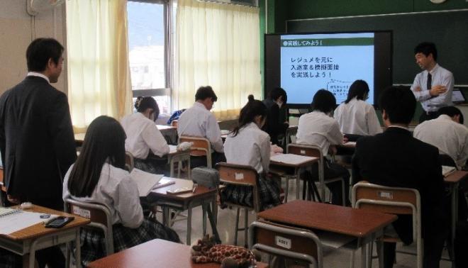 面接練習の講義を真剣に聞いている様子