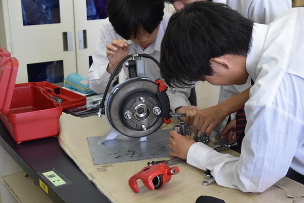 器具を使って加工する生徒たち