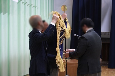 生徒会生徒と校長による校旗掲揚