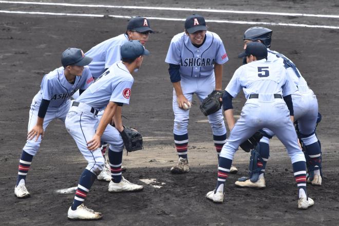 硬式野球部の試合で、選手がマウンドに集まって凛々しい顔を向かい合わせた瞬間を撮影しました。