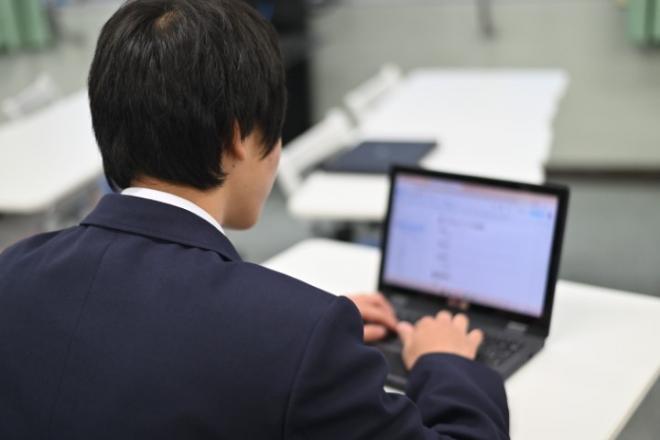 部員がChromebookで文書作成をしている写真