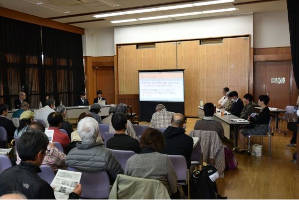 成果報告会で発表する生徒2