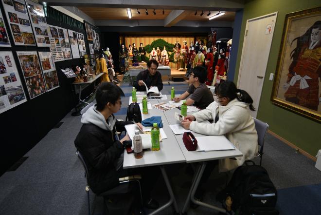 人形のムラで辻本先生から講義を受ける