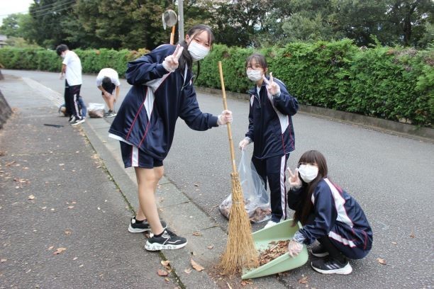 箒で綺麗にしています