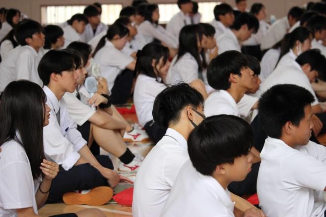 熱心にきく生徒