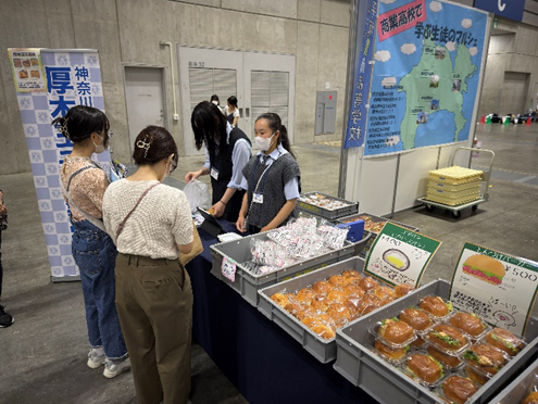企業と連携して開発した商品も販売しました
