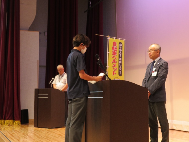 石塚副市長から任命書を受け取る生徒