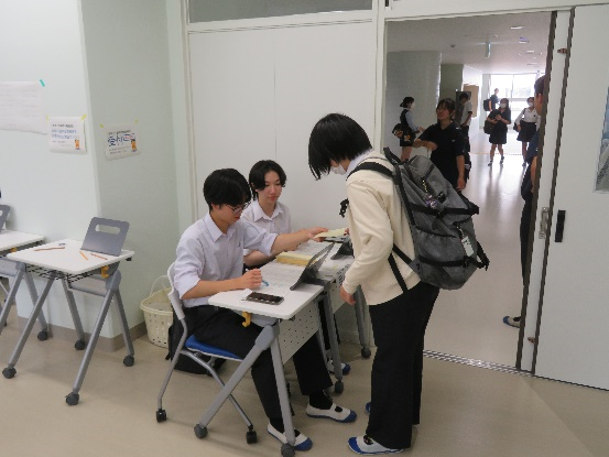 投票所は実際の選挙と同じように受付や立会人