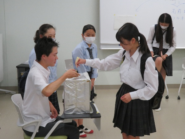 記入した用紙を投票箱に投函します