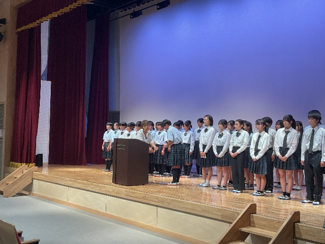 同窓会よりお祝い金を受け取る生徒