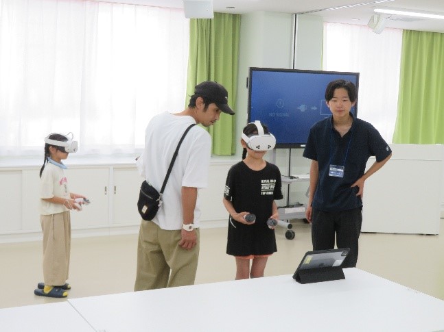 VRゴーグルを体験する生徒たち