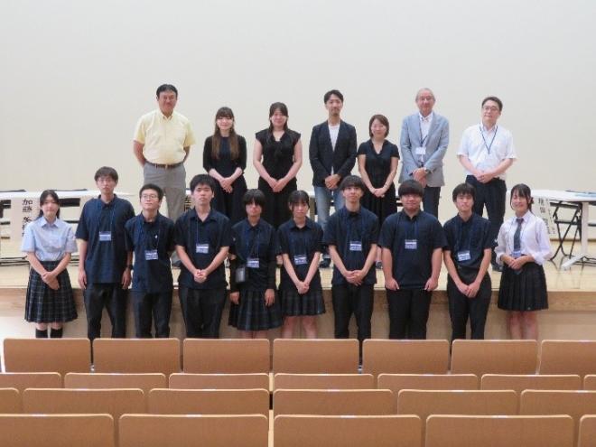 マーケティング部生徒と記念撮影