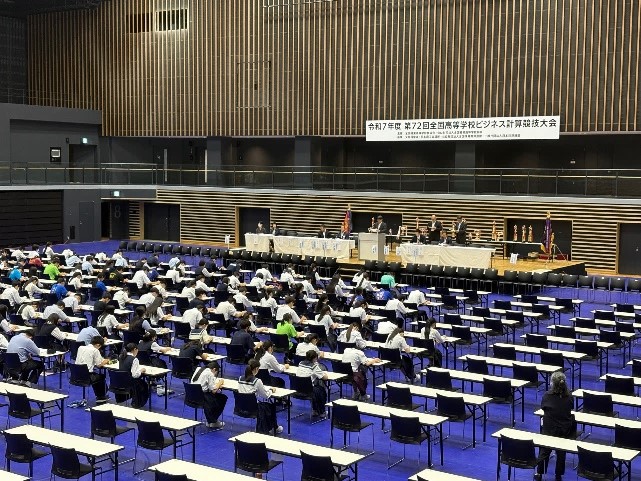 珠算電卓部の競技風景