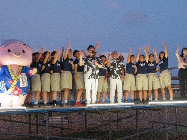 厚木鮎祭りの花火大会でカウントダウンを務めるソフトボール部