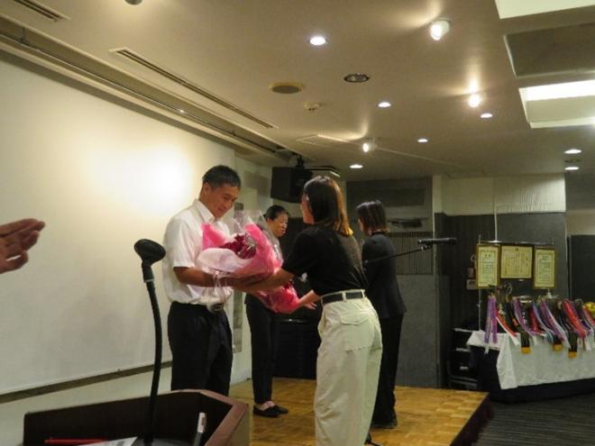 顧問の秋山先生、長﨑先生へ花束の贈呈