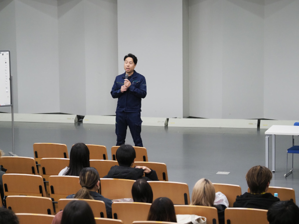 挨拶する井上会長