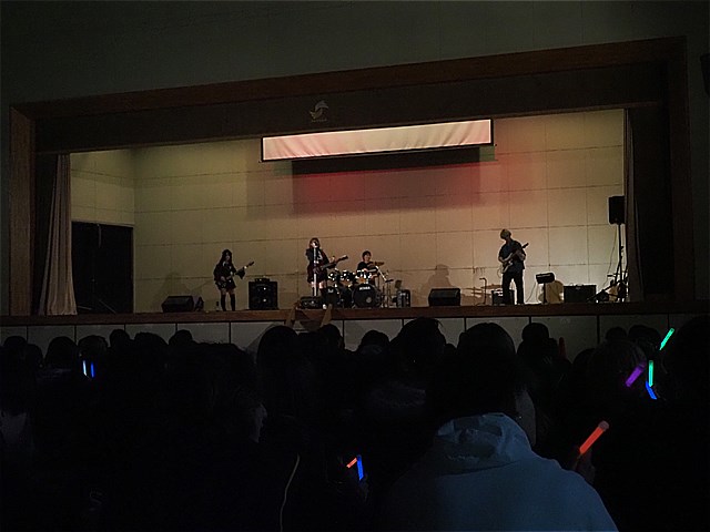 軽音楽部の演奏(1)