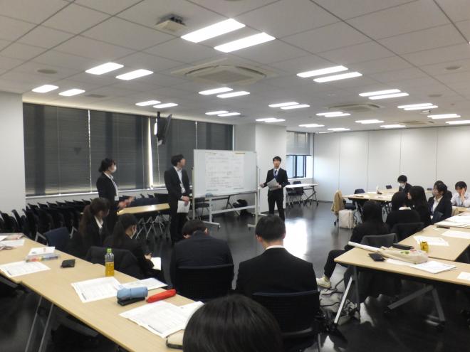 道徳教育のグループ活動で発表をしている様子