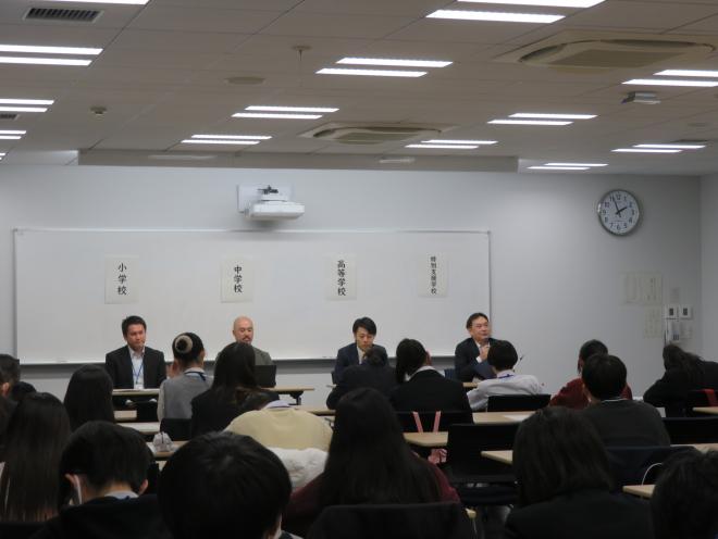 第6回の会場の様子。質問に対して各校種の指導主事が回答している。