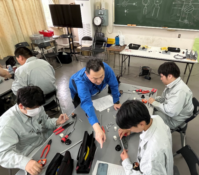 R7年度　住環境出前授業（配線作業の指導）