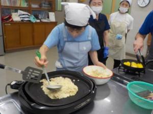 お好み焼きを焼いている写真