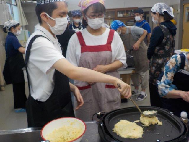 お好み焼きを焼いている写真2
