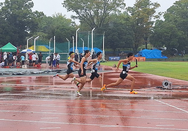 男子4×400mリレー3走からアンカーへ