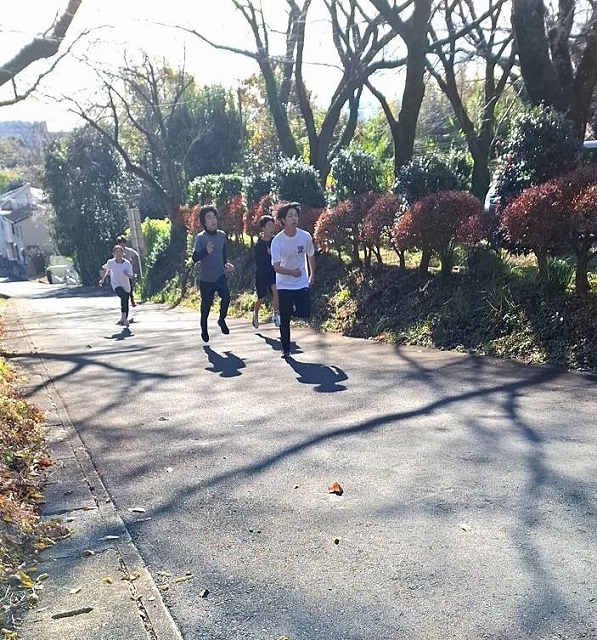 学校近くの公園で坂ダッシュをする様子