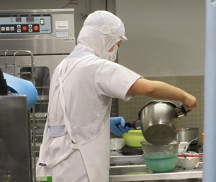 25120912給食の厨房の様子