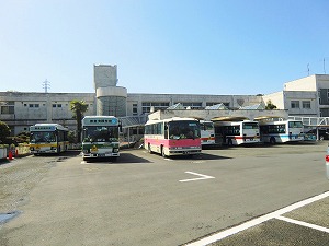 校舎・スクールバス6台