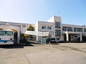 校舎外観・職員入り口側