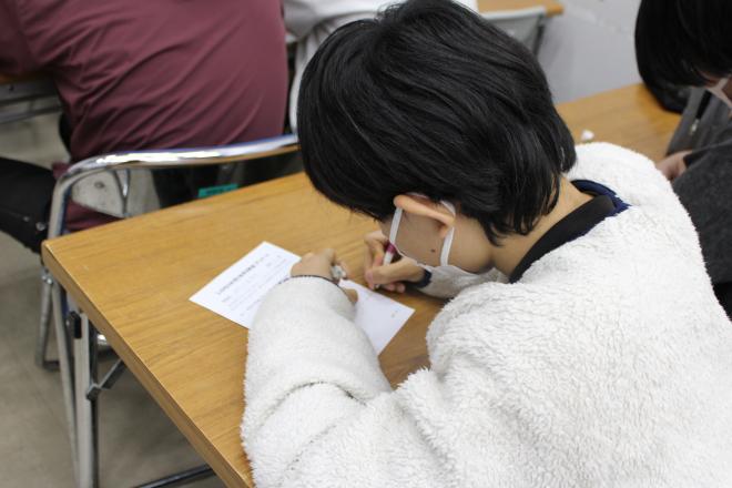 授業後のアンケートに回答する様子
