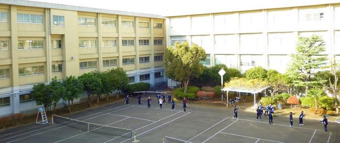 中庭　生徒あり