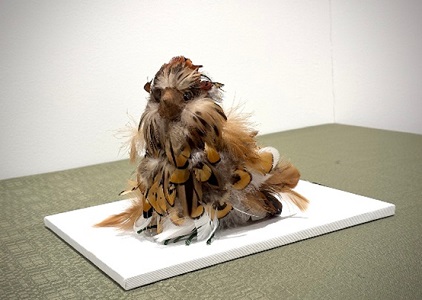 定通作品展「冠茶寿鶏」