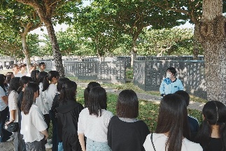 令和7年度修学旅行説明を聞く様子