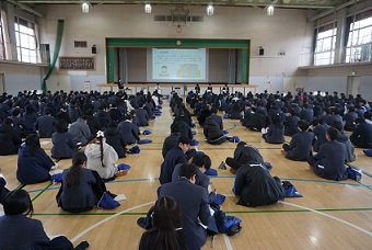 令和7年度卒業生による進路講演会の様子1