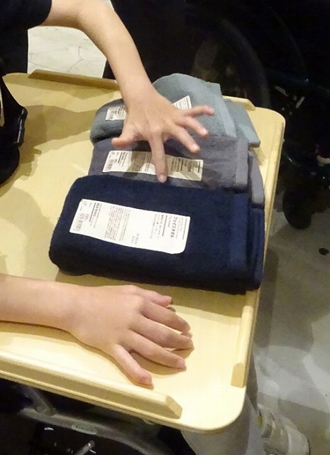 タオルの色を選んでいる