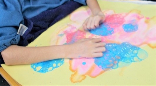 泡を触って作品作り2