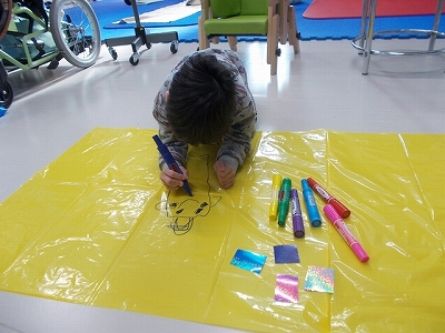 羽に模様をつけています