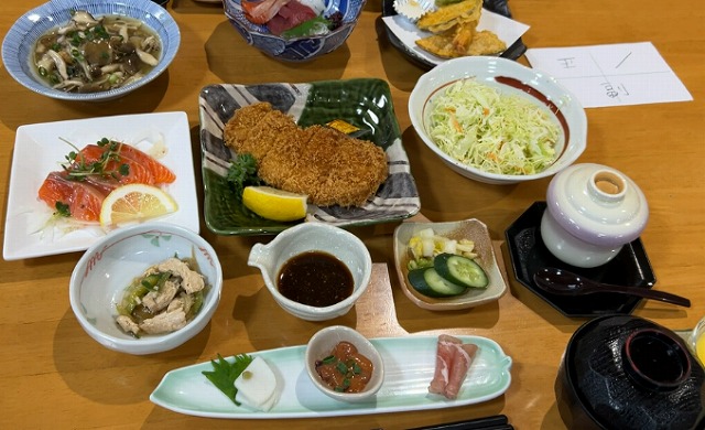 まずは大きなお風呂に入り、夕食ー！とんかつを食べた生徒も。