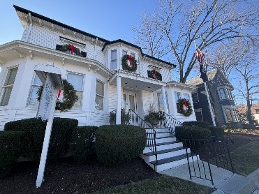 クリスマス飾りされたボストンの白い洋館