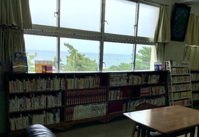 大磯高校海が見える図書室