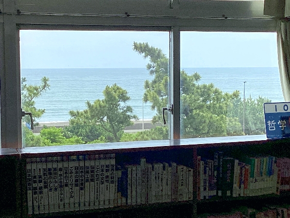窓の外は海