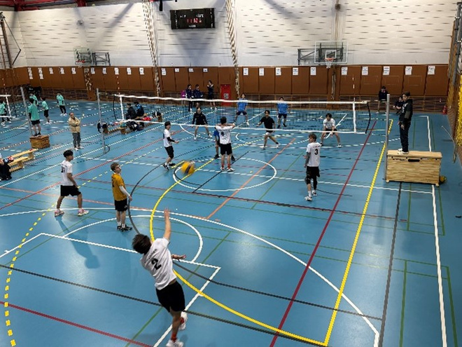 2_1月24日（土曜日）に本校男子バレーボール部がドイツ学園と部活動交流を行いました