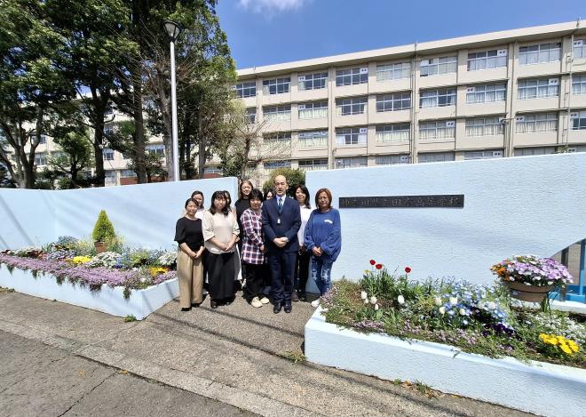 田奈高等学校正門・校長・PTA役員