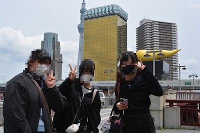 2学年遠足写真1アサヒビール前