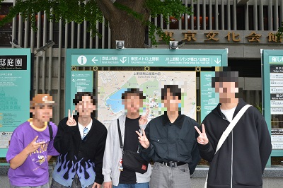 2学年遠足写真2東京文化会館前