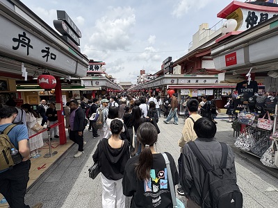 2学年遠足写真4浅草寺仲見世通り