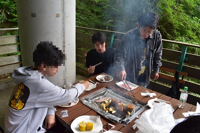 1学年こどもの国バーベキューテーブル